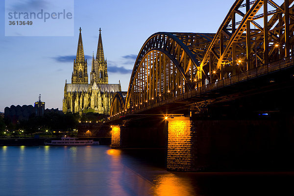 Köln  Nordrhein-Westfalen  Fluss  Flow  Rhein  Kirche  Kathedrale  Dome  Kölner Dom  Brücke  Eisenbahnbrücke  Rheinbrücke  Dämmerung  Beleuchtung