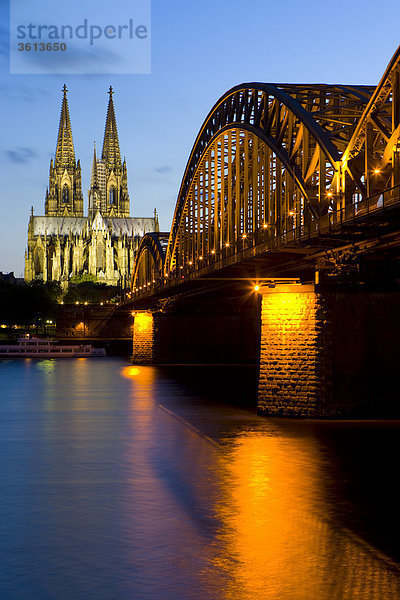 Köln  Nordrhein-Westfalen  Fluss  Flow  Rhein  Kirche  Kathedrale  Dome  Kölner Dom  Brücke  Eisenbahnbrücke  Rheinbrücke  Dämmerung  Beleuchtung