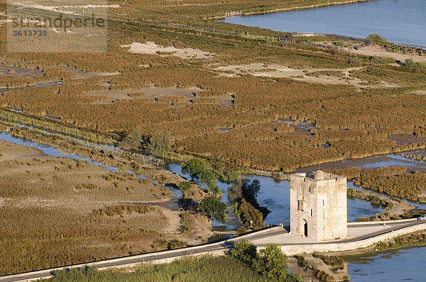 Stadtmauer  Frankreich  Europa  Landschaft  Straße  Erhöhte Ansicht  Aufsicht  Altstadt  Luftbild  Camargue  Sumpf