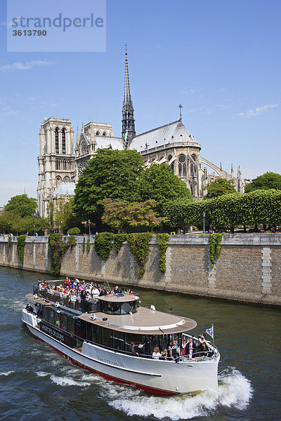 Frankreich  Paris  Notre Dame und River Tour Boot auf der Seine