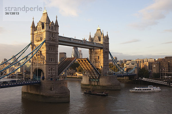 Europa Urlaub britisch Großbritannien London Hauptstadt Reise Brücke ernst Sehenswürdigkeit Blaue Stunde Themse England Tourismus Tower Bridge