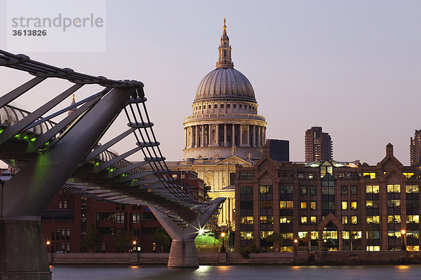 England  London  Millennium-Brücke und Saint Paul's Cathedral