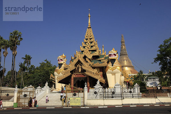 Myanmar  Myanmar  Burma  Rangun  Yangon  South Gate der Shwedagon Pagode
