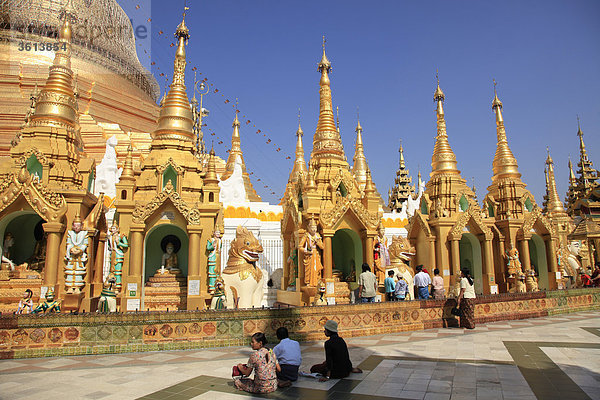 Myanmar  Myanmar  Burma  Rangun  Yangon  Besucher auf die Shwedagon Pagode