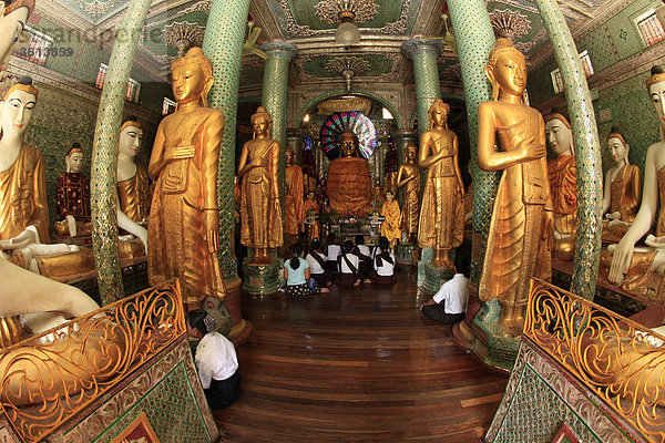 Myanmar  Myanmar  Burma  Rangun  Yangon  Shwedagon Pagode  innen nehmen von der Shin Itzagone Mönch Pavillion mit Shin Itzagone Buddha Statue und Anbetern