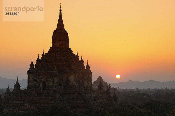 Myanmar  Burma  Burma  Thabeik Hmauk Pagode bei Sonnenuntergang