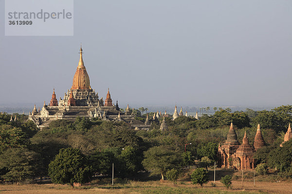 Myanmar  Burma  Burma  Bagan  Pagode Landschaft mit der Ananda-Tempel auf der linken Seite