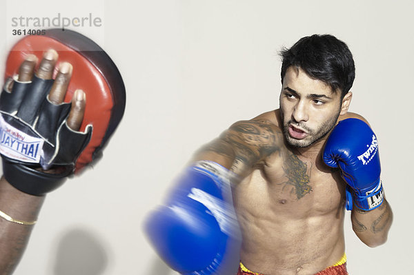 Thaibox  Thai  Boxer  Box  Sport  Athlet  Dynamik  Stärke  Power  Tätowierung  Tattoo  Mann  Mann  männlich  Bart  Schnurrhaare  Shorts  boxen boxer's Hoard  Schatten