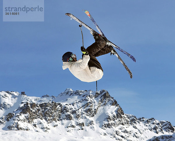 ein Freeride-Jumper führt eine Hochsprung in den Alpen
