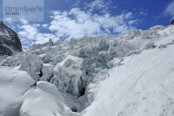 große Blöcke Gletschereis und tiefen Gletscherspalten auf der Riese Cascade auf den Mont Blanc in Frankreich.