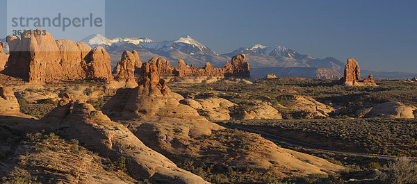 zeigen Sie Abschnitt Windows mit La Sal Mountains  Arches Nationalpark  in der Nähe von Moab  Utah  USA an