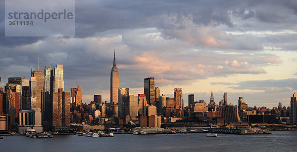 Blick über den Hudson River nach Manhattan  Empire State Building  New York  New York  USA