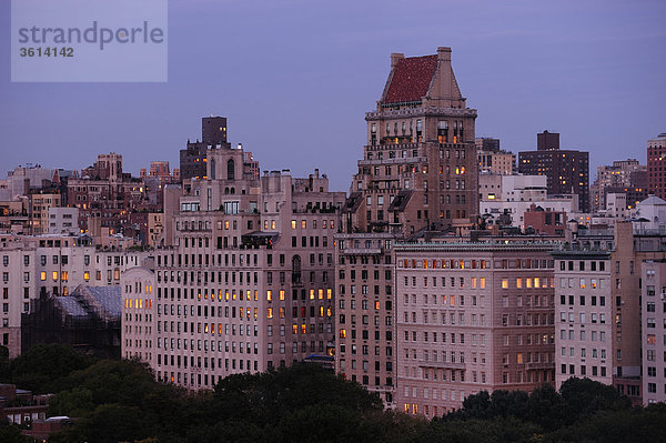 Blick über Central Park East in der Nacht von The Ritz-Carlton Central Park Hotel  Manhattan  New York  New York  USA