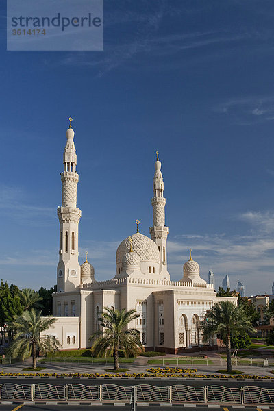 Dubai  Vereinigte Arabische Emirate  Mittlerer Osten  Vereinigte Arabische Emirate  Moschee  Religion  Jumeirah  Minarett  Turm  Turm  Palmen  Travel  Sehenswürdigkeit  Wahrzeichen