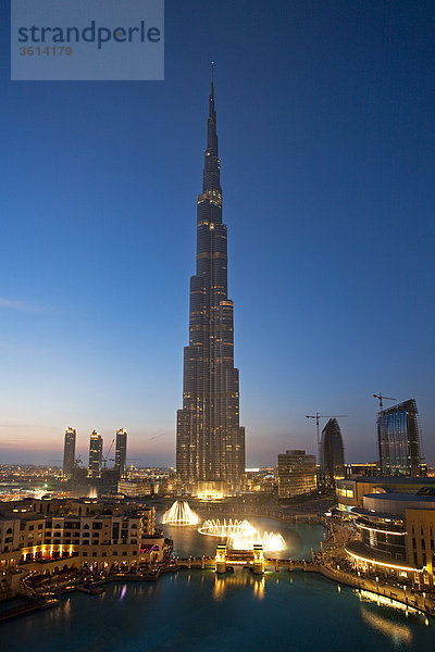 Skyline Skylines Sehenswürdigkeit Vereinigte Arabische Emirate VAE Wohnhaus Reise Abend Architektur hoch oben Wohngebiet Naher Osten Dubai Abenddämmerung modern Dämmerung