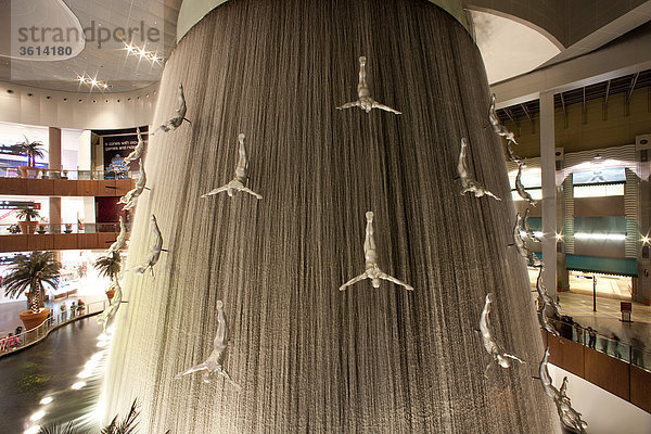 Dubai  Vereinigte Arabische Emirate  Mittlerer Osten  Vereinigte Arabische Emirate  Wasserfall  Einkaufszentrum  Dubai Mall  Zahlen  innen  shopping  Architektur  modisch  in einem modernen Stil  moderne  Skyline  Block der Wohnungen  Hochhaus  Licht  Kunststoff  Kunst  Geschicklichkeit  Reisen  platzieren von Interesse  Wahrzeichen