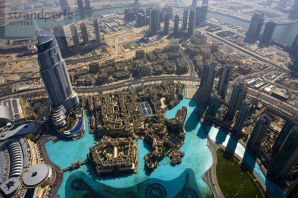 Dubai  Vereinigte Arabische Emirate  Mittlerer Osten  Vereinigte Arabische Emirate  Wohnblocks  Hochhäuser  von oben  Wasser Waschbecken  Burj Dubai Sole Hotel  Reisen  Sehenswürdigkeit  Wahrzeichen