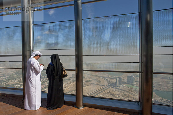 Dubai  Vereinigte Arabische Emirate  Mittlerer Osten  Vereinigte Arabische Emirate  Architektur  Burj Dubai Gebäude  Block von Wohnungen  Hochhaus  Frau  Frau  Mann  Mann  Schleier  Reisen  platzieren von Interesse  Wahrzeichen