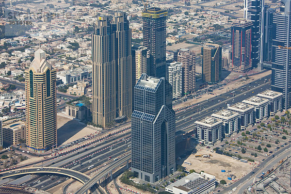Dubai  Vereinigte Arabische Emirate  Mittlerer Osten  Vereinigte Arabische Emirate  Blöcke von Wohnungen  Hochhäuser  Street  Verkehr  von oben  Zayed Avenue  Reisen  Sehenswürdigkeit  Wahrzeichen