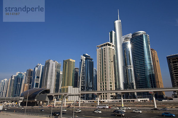 Dubai  Vereinigte Arabische Emirate  Mittlerer Osten  Vereinigte Arabische Emirate  Skyline  Wohnblocks  Hochhäuser  Streckblasmaschine  Architektur  Zayed Avenue  Almas Tower  Reisen  Sehenswürdigkeit  Wahrzeichen