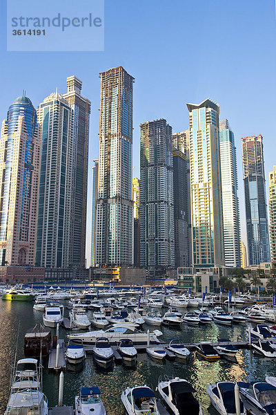 Dubai  Vereinigte Arabische Emirate  Mittlerer Osten  Vereinigte Arabische Emirate  Skyline  Wohnblocks  Hochhäuser  Streckblasmaschine  Architektur  Dubai Marina  Hafen  Port  Boote  Travel  Sehenswürdigkeit  Wahrzeichen