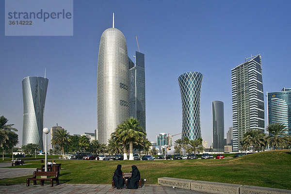 Bidda Tower  Qatar  UAE  Vereinigte Arabische Emirate  Architektur  Skyline  Wohnblocks  Hochhäuser  Corniche  arabischen  Park  Frauen  Frauen  Schleier  Doha  Reisen  platzieren von Interesse  Wahrzeichen