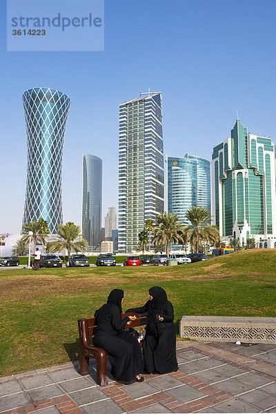 Katar  UAE  Vereinigte Arabische Emirate  Architektur  Skyline  Wohnblocks  Hochhäuser  Corniche  arabischen  Park  Frauen  Frauen  Schleier  Doha  Reisen  platzieren von Interesse  Wahrzeichen