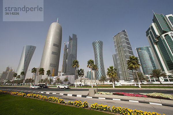Katar  UAE  Vereinigte Arabische Emirate  Architektur  Skyline  Wohnblocks  Hochhäuser  Corniche  Doha  Reisen  platzieren von Interesse  Wahrzeichen