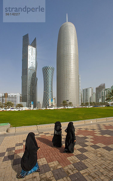 Katar  UAE  Vereinigte Arabische Emirate  Architektur  Skyline  Wohnblocks  Hochhäuser  Corniche  arabischen  Park  Frauen  Frauen  Schleier  zig ist besorgt Türme  Glasfassade  Doha  Reisen  platzieren von Interesse  Wahrzeichen