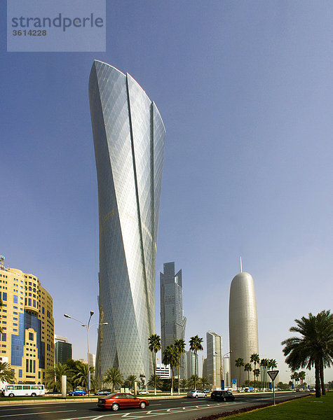Bidda Tower  Qatar  UAE  Vereinigte Arabische Emirate  Architektur  Skyline  Wohnblocks  Hochhäuser  Corniche  Doha  Reisen  platzieren von Interesse  Wahrzeichen