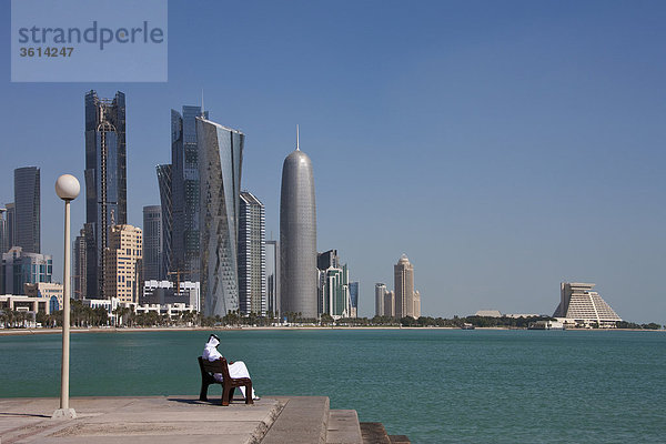 Katar  UAE  Vereinigte Arabische Emirate  Doha  Skyline  Wohnblocks  Hochhäuser  Gebäude  Konstruktionen  Corniche  Meer  Wasser  Reisen  Sehenswürdigkeit  Wahrzeichen
