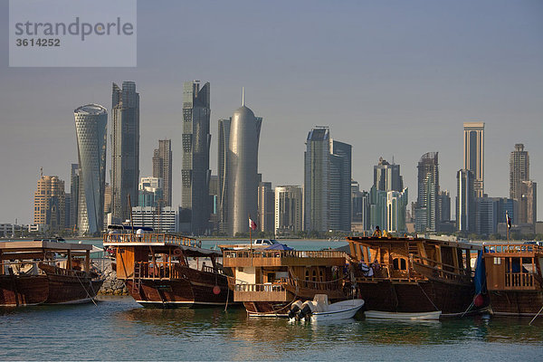Katar  UAE  Vereinigte Arabische Emirate  Architektur  Wohnblock  Hochhaus Gebäude  Doha  Skyline  Wohnblocks  Hochhäuser  Gebäude  Konstruktionen  Corniche  Meer  Wasser  Boote  Travel  Sehenswürdigkeit  Wahrzeichen