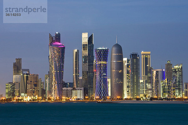 Katar  UAE  Vereinigte Arabische Emirate  Architektur  Wohnblock  Hochhaus Gebäude  Doha  Skyline  Wohnblocks  Hochhäuser  Gebäude  Konstruktionen  Corniche  Meer  Wasser  Reisen  Sehenswürdigkeit  Wahrzeichen