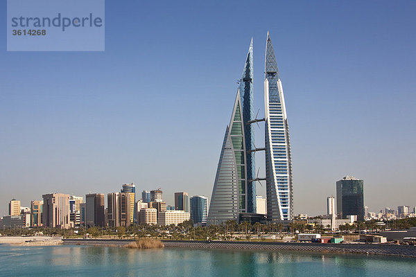 Bahrein  Vereinigte Arabische Emirate  Vereinigte Arabische Emirate  World Trade Centre  Manama  Architektur  Wohnblock  Hochhaus  Gebäude  Bau  Glasfassade  Meer  Wasser  Skyline  Blöcke von Wohnungen  Hochhäuser  Travel  Sehenswürdigkeit  Wahrzeichen