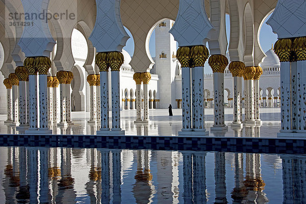 Sheikh Zayed Moschee  Turm  Turm  Islam  Moschee  Religion  Säulen  Abu Dhabi  Vereinigte Arabische Emirate  Vereinigte Arabische Emirate  Mittlerer Osten  Kurve  Reisen  Sehenswürdigkeit  Wahrzeichen