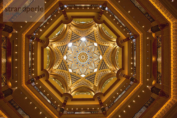 Abu Dhabi  Vereinigte Arabische Emirate  Vereinigte Arabische Emirate  Mittlerer Osten  Emirat Palace  Kuppel  innen  Travel  Reisen  Sehenswürdigkeit  Wahrzeichen