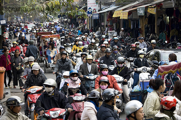 Vietnam  Asien  Fernost  Hanoi  Stadt  Stadt  Straße  Verkehr  Motorräder  Motorräder  Abfälle Gase  Umweltverschmutzung  Menschen  Menschen  Travel  Sehenswürdigkeit  Wahrzeichen