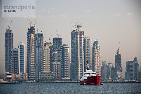 Dubai  Vereinigte Arabische Emirate  Nahost  Vereinigte Arabische Emirate  Mittlerer Osten  Skyline  Blöcke von Wohnungen  Hochhäuser  Meer  Wasser  Schiff  Reisen  Sehenswürdigkeit  Wahrzeichen