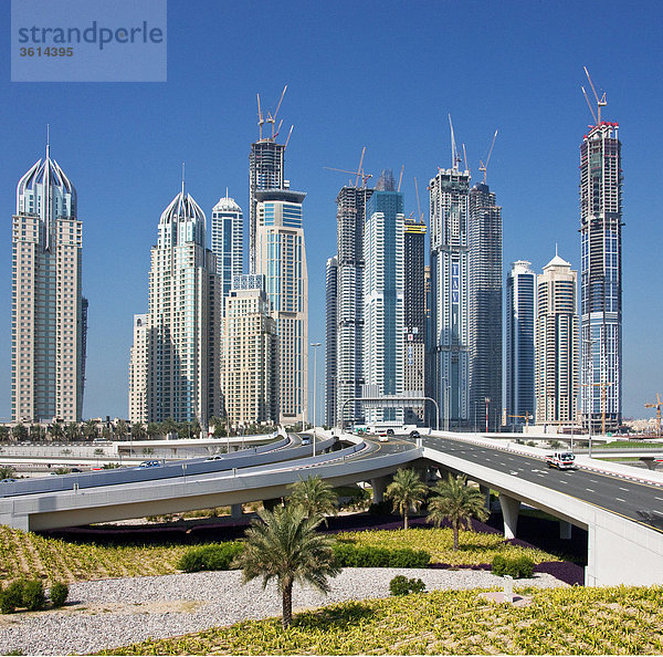 Dubai  Vereinigte Arabische Emirate  Nahost  Vereinigte Arabische Emirate  Mittlerer Osten  Skyline  Blöcke von Wohnungen  Hochhäuser  Street  Verkehr  Reisen  Sehenswürdigkeit  Wahrzeichen