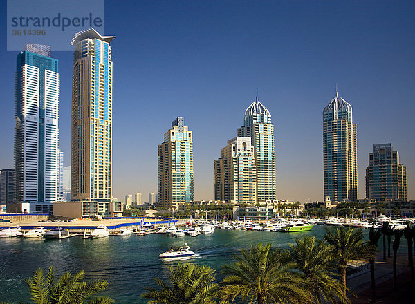 Dubai  Vereinigte Arabische Emirate  Nahost  Vereinigte Arabische Emirate  Mittlerer Osten  Skyline  Blöcke von Wohnungen  Hochhäuser  Meer  Marina  Hafen  Port  Boote  Travel  Sehenswürdigkeit  Wahrzeichen