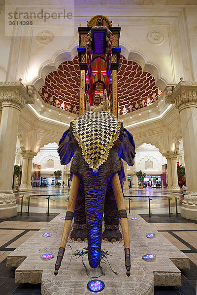 Dubai  Vereinigte Arabische Emirate  Nahost  Vereinigte Arabische Emirate  Mittlerer Osten  Ibn Batuta  Persien Gericht  Ornament  Dekoration  gelb  Mall  Elefant  Kunststoff  Kunst  Geschicklichkeit  Reisen  Sehenswürdigkeit  Wahrzeichen