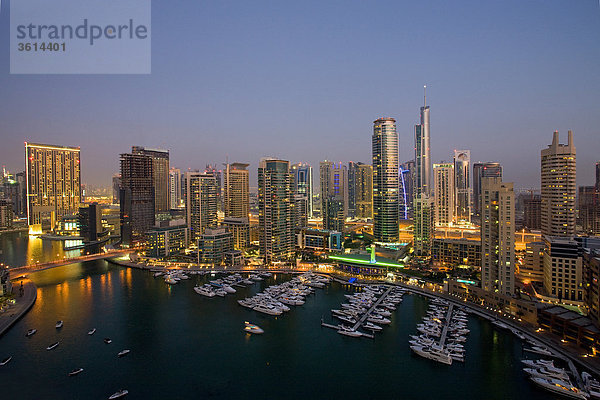 Dubai  Vereinigte Arabische Emirate  Nahost  Vereinigte Arabische Emirate  Mittlerer Osten  Skyline  Blöcke von Wohnungen  Hochhäuser  Meer  Marina  Hafen  Port  Boote  Dämmerung  Dämmerung  Abend  Reisen  platzieren von Interesse  Wahrzeichen
