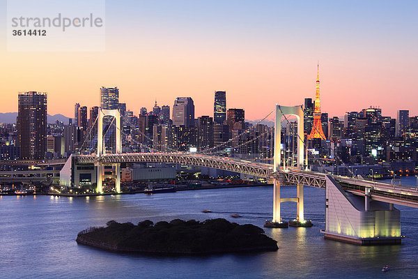 Tokio  Japan  Asien  Fernost  Shimbashi  Skyline  Wohnblocks  Hochhäuser  Gebäude  Konstruktionen  Brücke  Rainbow Bridge  Bucht  Wasser  Reisen  platzieren von Interesse  Wahrzeichen