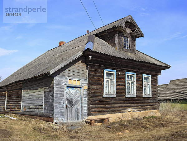 blauer Himmel wolkenloser Himmel wolkenlos Europa europäisch Tradition Wohnhaus Gebäude Architektur Osteuropa Russland russisch