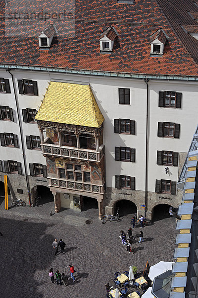 Europa Westeuropa europäisch Sommer Gebäude Architektur Österreich österreichisch Goldenes Dachl Innsbruck Tirol