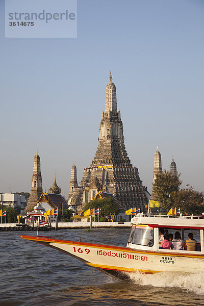 Thailand  Bangkok  Wat Arun und Chao Phraya River