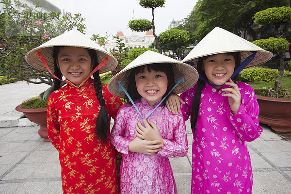 Vietnam  Vietnam  Ho Chi Minh Stadt  Mädchen gekleidet in traditionellen vietnamesischen Kostüm
