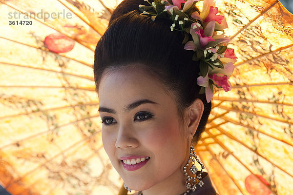 Thailand  Chiang Mai  Chiang Mai Blumenfestival Schönheitskönigin im traditionellen Thai-Kostüm