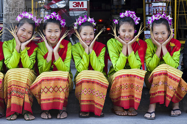 Thailand  Chiang Mai  Chiang Mai Blumenfestival  Portrait von Mädchen im traditionellen Thai-Kostüm