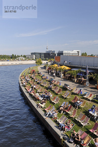 Strandbar an der Spree  Lifestyle  Regierungsviertel  Berlin  Deutschland  Europa